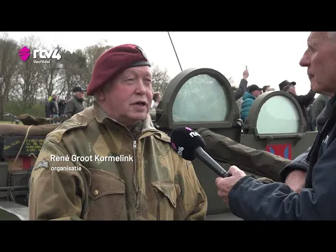 Parachutisten boven Stegeren op bevrijdingsdag Ommen