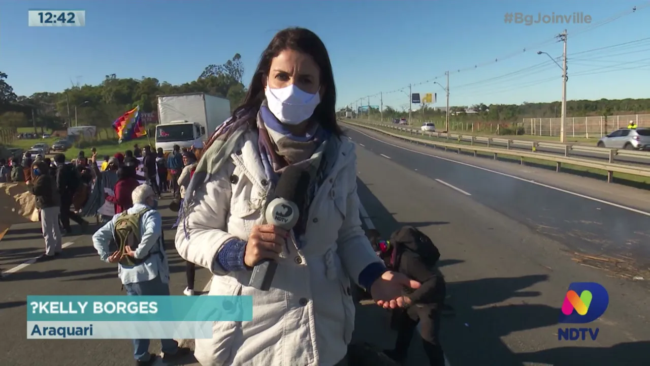BR-101: Manifestantes indígenas bloqueiam rodovia e protesto gera confusão