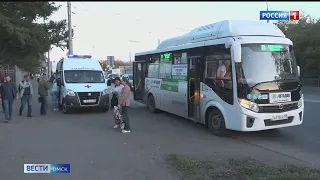 Пассажиры 73-го автобуса помогли омичке, у которой случился сердечный приступ