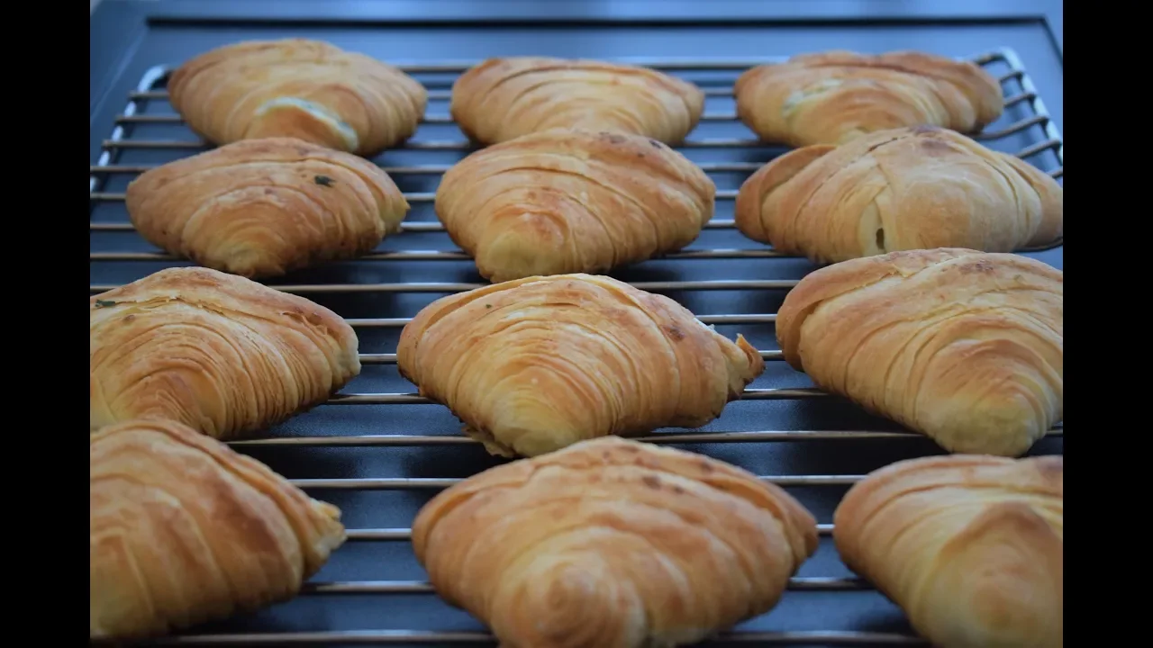 ÇOK FARKLI KAT KAT MÜTHİŞ KABARDI❗ÇITIR ÇITIR KATMER KRUVASAN/Schnellste Croissant Rezept/lecker