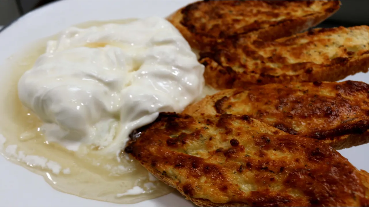 카이막과 마늘 바게트