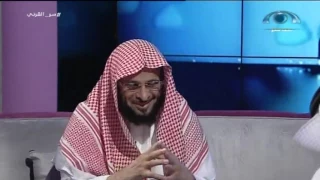 الحسيني لم يتمالك نفسه من الضحك بشدة مع عايض القرني 