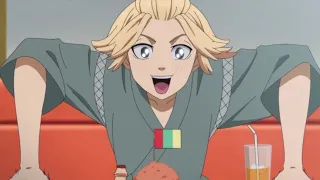 يتحمس ميكي لتناول وجبة الأطفال تاكيميتشي يتبع دراكين وميكي شجار مايكي ودراكين طوكيو ريفنجرز 