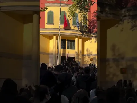 Protestuesit thyejnë derën e Ministrisë së Ekonomisë, futen në ambientet e brendshme