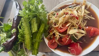 MAKAN SOMTAM DAN LALAPAN