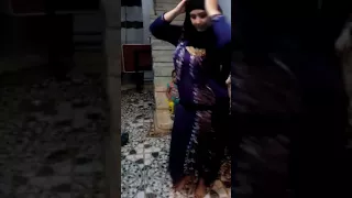 رقص واحده زى القمر بالعبايه واحلى فرحه فى البيت متحزمه وبترقص بلدى 