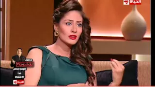 بوضوح الفنانة نهال نبيل تشرح الموقف الذي تعرضت له اثناء غنائها تتر مسلسل سارة 