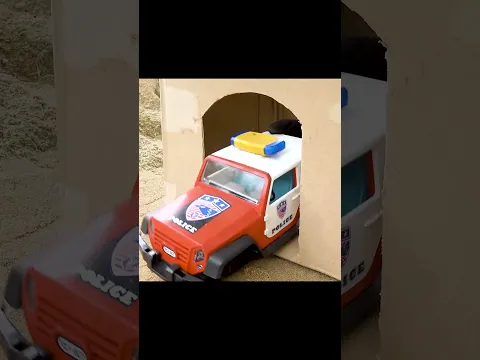 Mobil polisi penasaran dengan kotak misterius