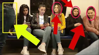 الكبير فى المترو امام البنـــات ينـــظرن اليــــة 