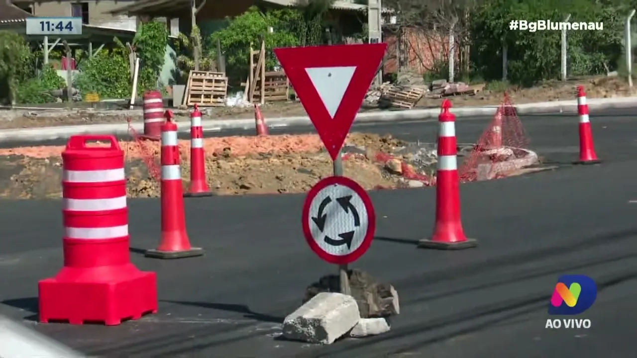 Blumenau: rotatória entre a rua Bahia e Benjamin Constant está em fase de implantação
