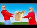 Download Lagu Amelia, Avelina and Akim do Grocery Shopping for Dad