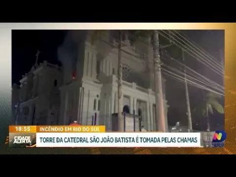 Incêndio atinge Catedral São João Batista em Rio do Sul: torre é consumida pelas chamas