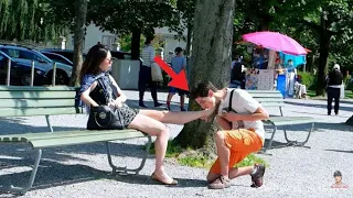 شاب يقبل أقدام الفتيات شاهد ردة فعل الفتيات غريبة جدا شوارع امريكا 