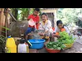 Download Lagu Mommy Sreypov: Seyhak and Aunt Eng help Mommy to cook for big family - Family food cooking