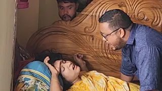মা বাবার লাগা লাগি ছোটো ছেলে চুপিচুপি চোখ মেলিয়ে দেখে