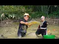 Lagu Epic Mud Pond Catch! Dwarf Family Hauls Massive Fish for a Big Day at the Market!
