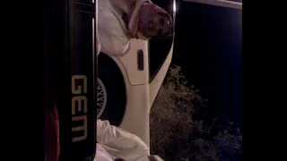 في ناس تسكر من الوسكي وانا سكاري من الشفه 