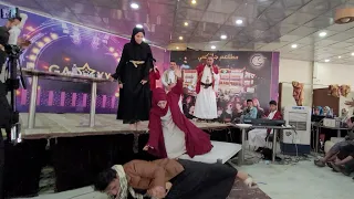 لحظة سقوط الفنان صادق الضباري والفنانة بهية محمد من خشبة المسرح يسعدني اشتراككم في القناة 