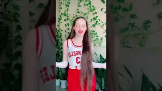 تمشي وتهز بخصرا كأنها ملكة عصرا لانا محمد 