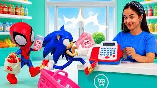 ¡Los niños compran frutas en la tienda de juguetes!