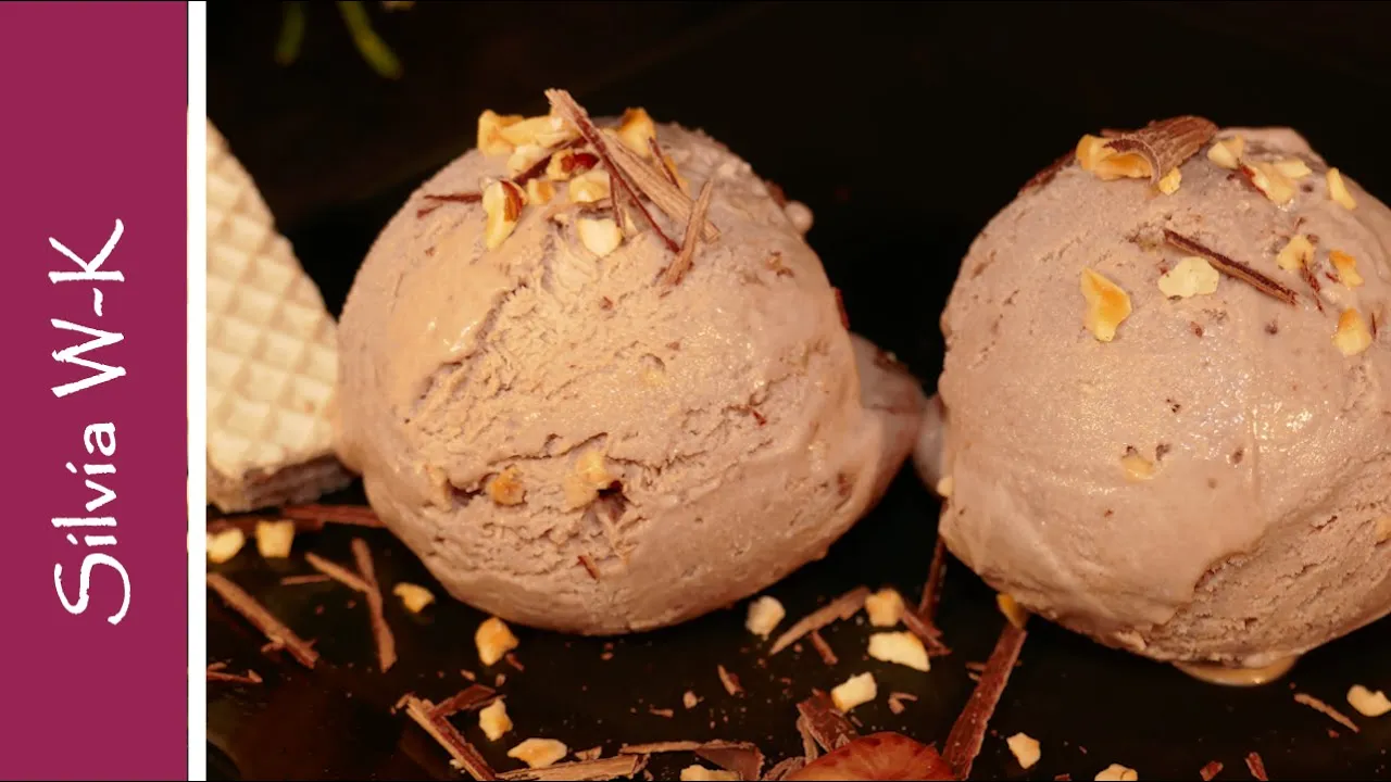 Für 3-4 Portionen selbstgemachtes Erdbeereis ohne Eismaschine: - 300g gefrorene Erdbeeren - 200g Jog. 