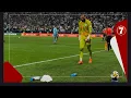 Lagu حارس الجزائر يستخدم قنينة الماء لتفقد مكان تسديد لاعبي الإمارات خلال ركلات الترجيح