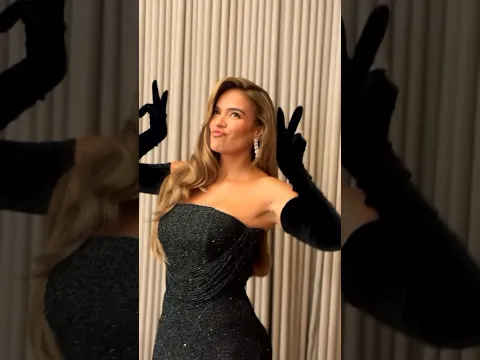 KAROL G POSANDO PARA LA CÁMARA EN LA PREMIER DE NETFLIX EN MEDELLÍN 😱❤️