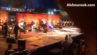 مفاجأة على كرسي متحر ك فاطمة بوساحة تغن ي يا عم ي الشيفور على مسرح قرطاج 