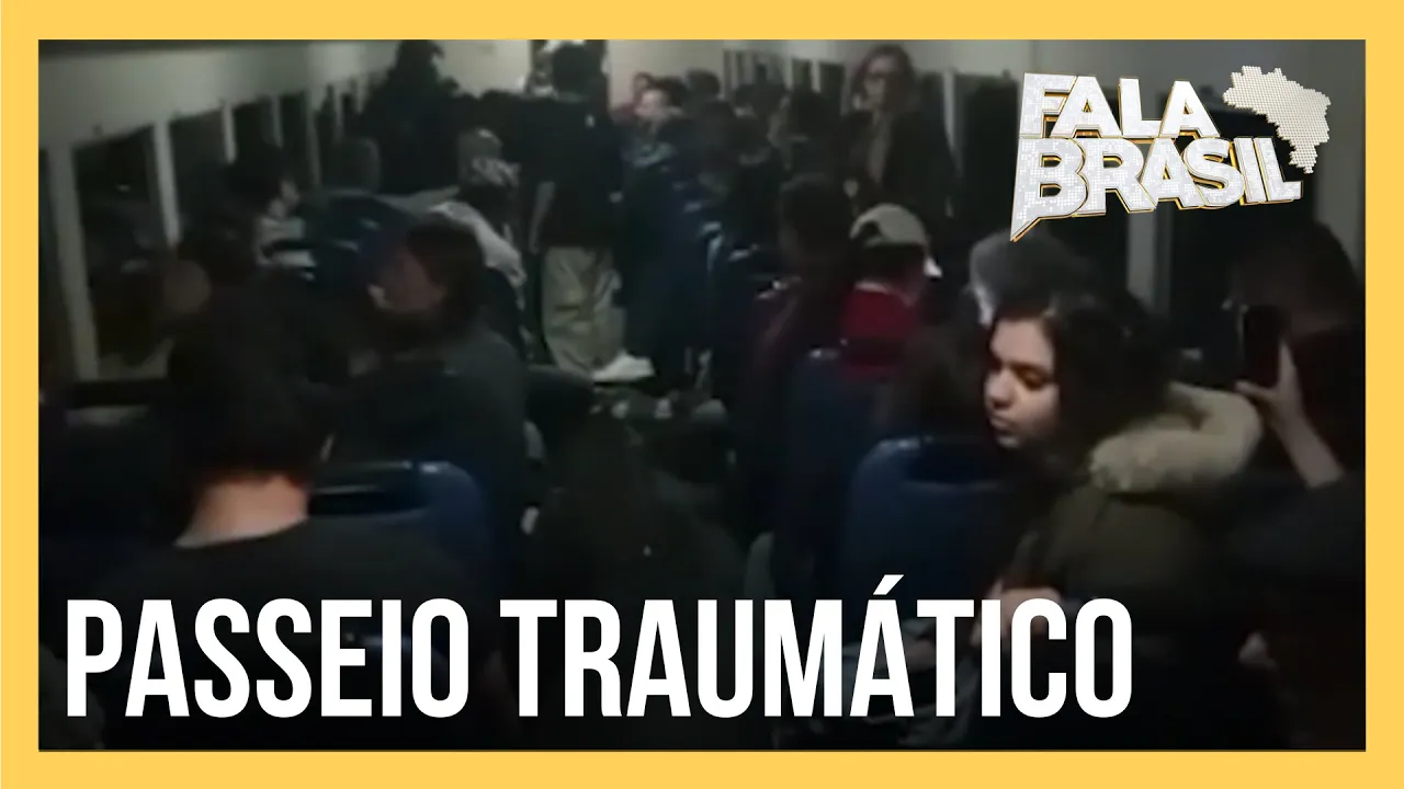 Turistas ficam presos por 10 horas em trem após queda de árvores no Paraná