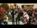 LOS ALEGRES DEL BARRANCO LE CANTAN A “LA GILBERTONA”