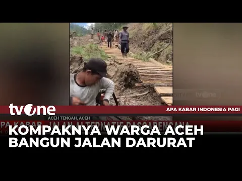 Warga Gotong Royong Membuat Jalur Dengan Kayu Sisa Bencana di Aceh Tengah