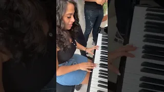 مهند زعيتر يعلم سارة الزكريا على العزف شاهد للاخر  مهند زعيتر يعلم سارة الزكريا على العزف شاهد للاخر