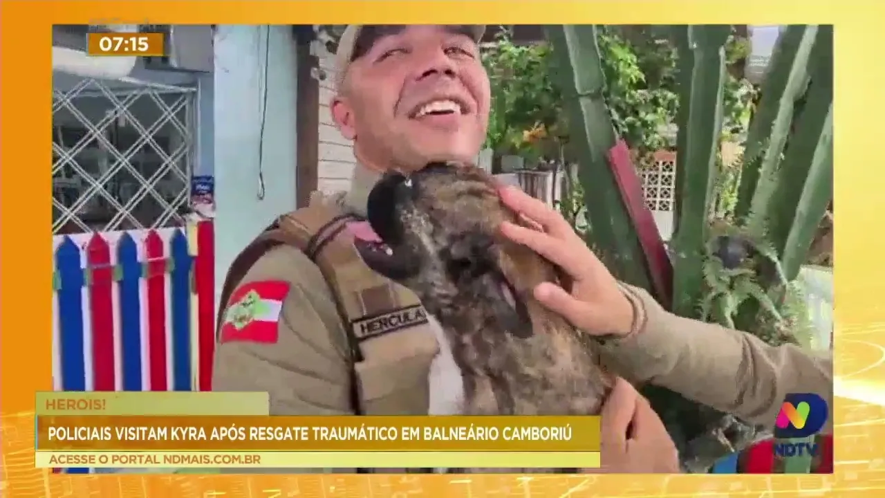 Policiais visitam Kyra após resgate traumático
