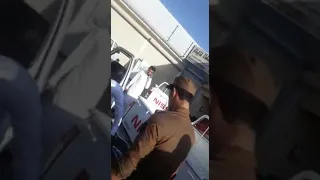 هاذا عسكري بحرس الحدود رفض يخلي المخدرات يفتشونه وتعاملو مع بطريقه هاذي مخدرات العويقيله 