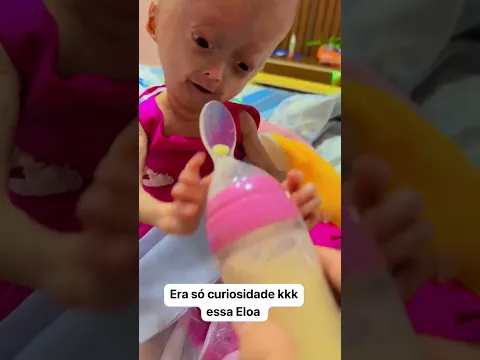 É curiosa