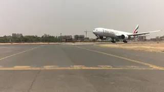 هبوط طائرة طيران الامارات في مطار الخرطوم الدولي دندنها