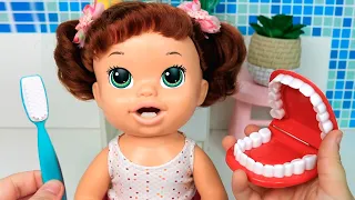 É HORA DE CUIDAR DOS DENTES DA BABY ALIVE COMILONA!