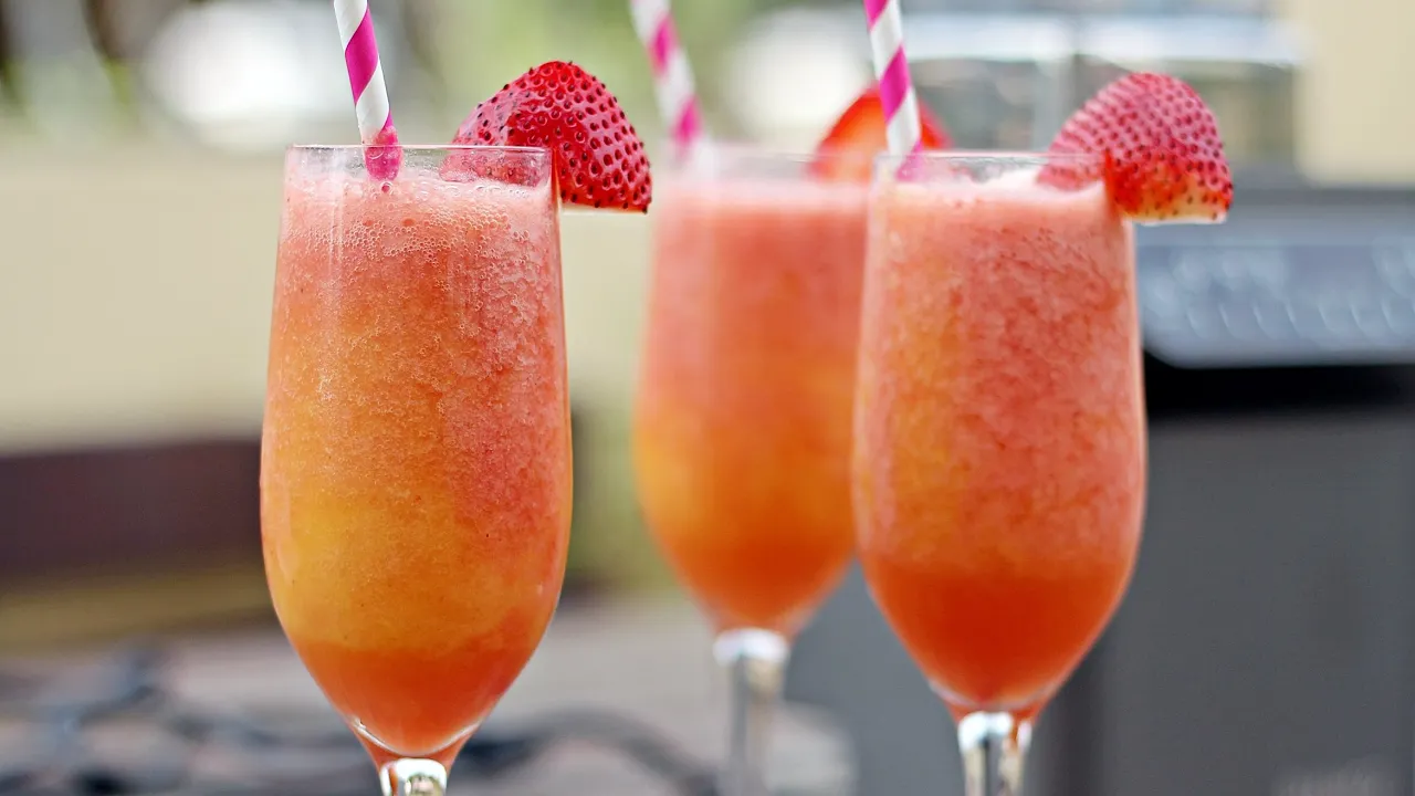 Strawberry and Mango Swirl Smoothie w/ Mayer Bianco Diver Blender - Summer Party