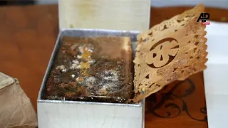 Slice of Queen s wedding cake sells for nearly 3 000 dollars to a bidder from China