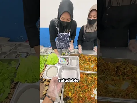 Cada vez ponen más comida en su plato #shortvideo