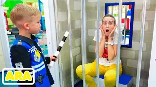 نيكيتا وفلاد يلعبان في مركز الألعاب للأطفال 