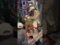 Download Lagu Le Président de Gabon enlève ses chaussures pour donner un jeune homme