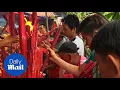 Download Lagu Warga Indonesia berbondong-bondong ke kuil untuk menyambut Tahun Baru Imlek - Daily Mail