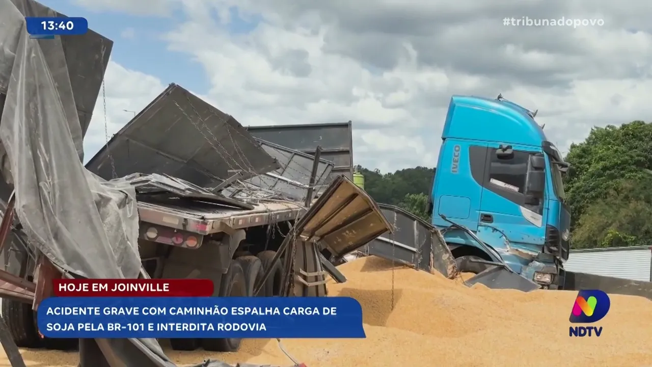 Hoje em Joinville: acidente grave com caminhão espalha carga de soja pela BR-101 e interdita rodovia