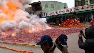 العاب نارية على الارض في الصين المشهد مخيف دندنها
