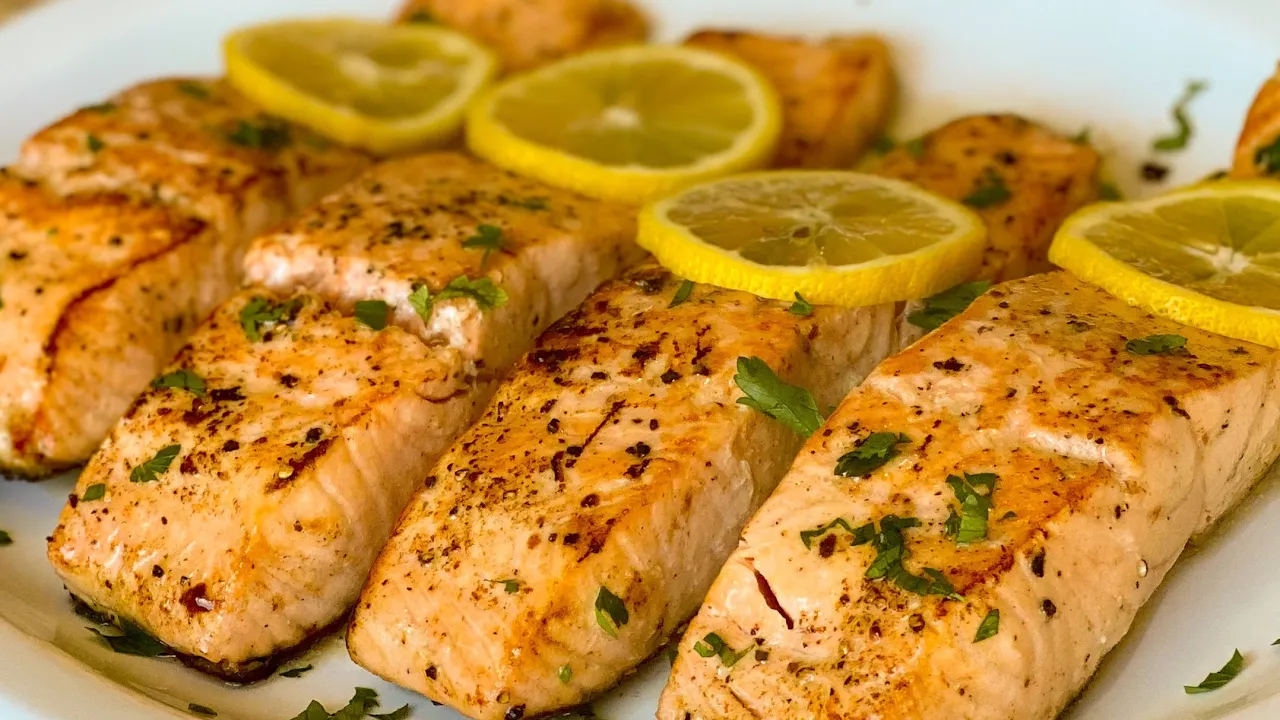 Lachs vom Grill Rezept mit grüner Kräutersoße | Der Bio Koch #621. 