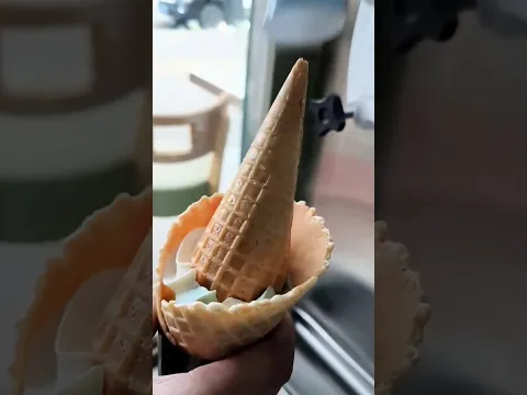 La chica descubrió cómo nos engañan algunos vendedores de helados!