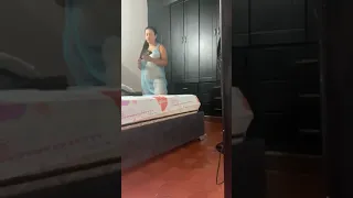 tante istirahat mlm pakai baju transparan biru tipis