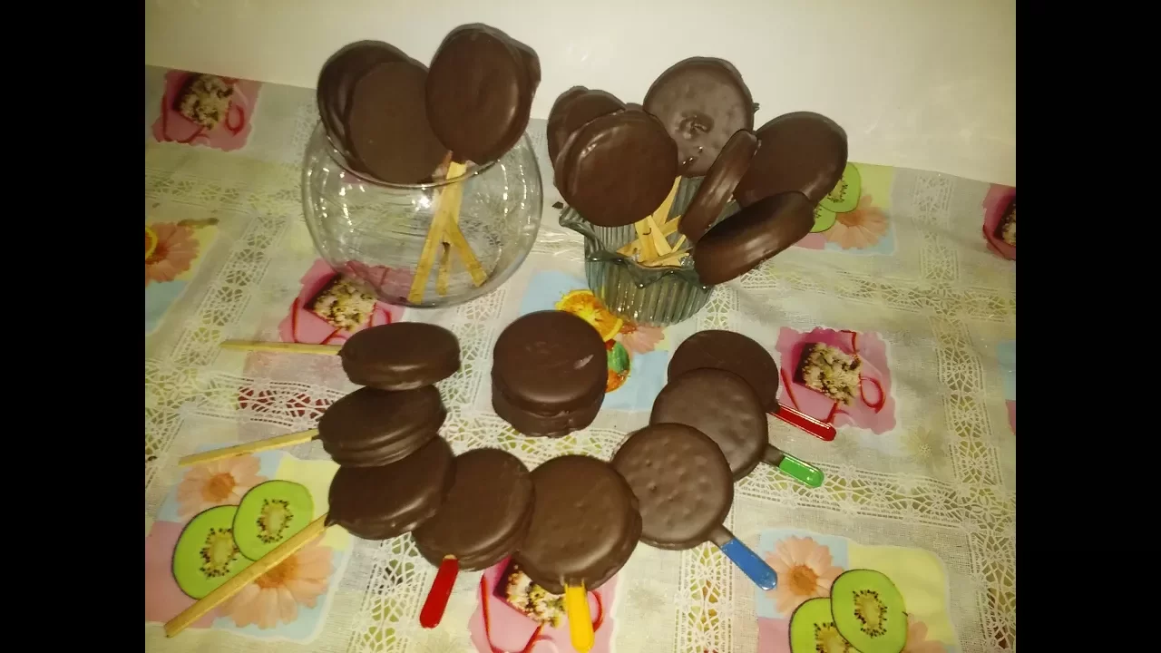 Oi pessoal, tudo bem? Hoje vim trazer pra vocês como eu faço os pirulitos de bolacha ou alfajor (cad. 