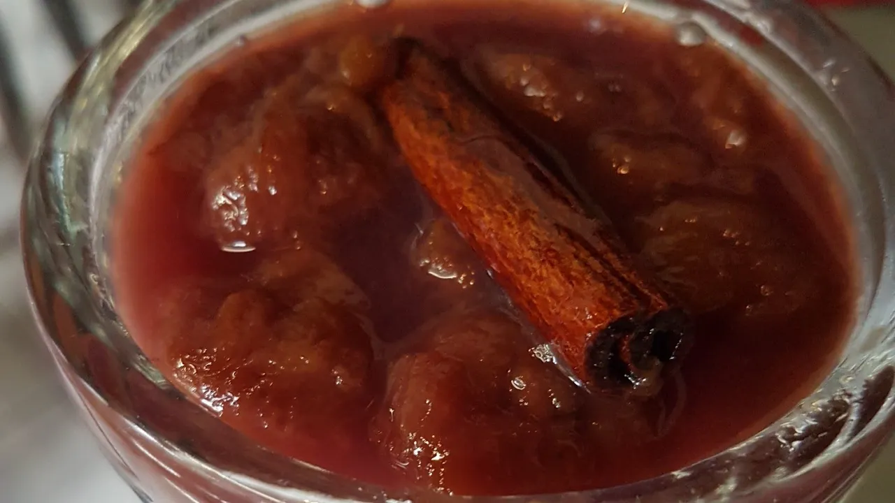 8 maçãs sem casca 2 gelatina sem sabor morango Corante vermelho a gosto 1 litro de água quente Modo . 